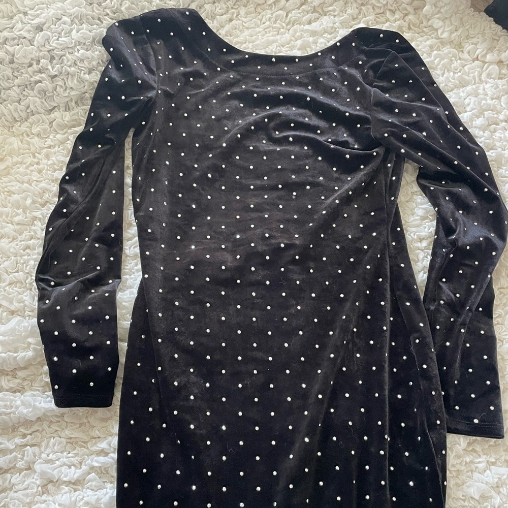 mini velvet black dress with pearls